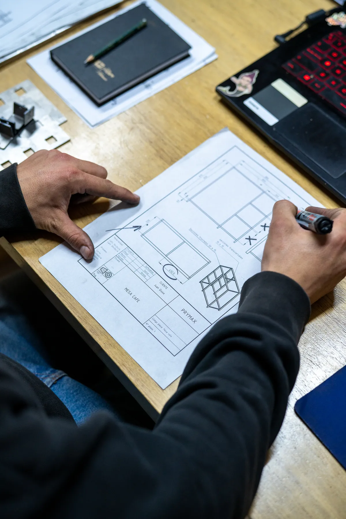 Diseñador dibujando el plano de una pieza