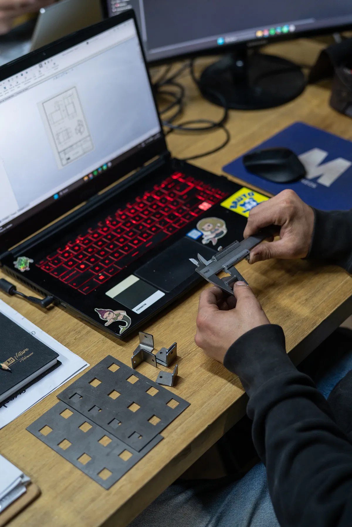 Control de medidas de una pieza cortada con calibre
