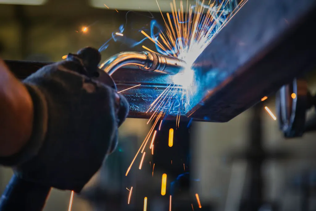 Soldador trabajando una estructura metálica