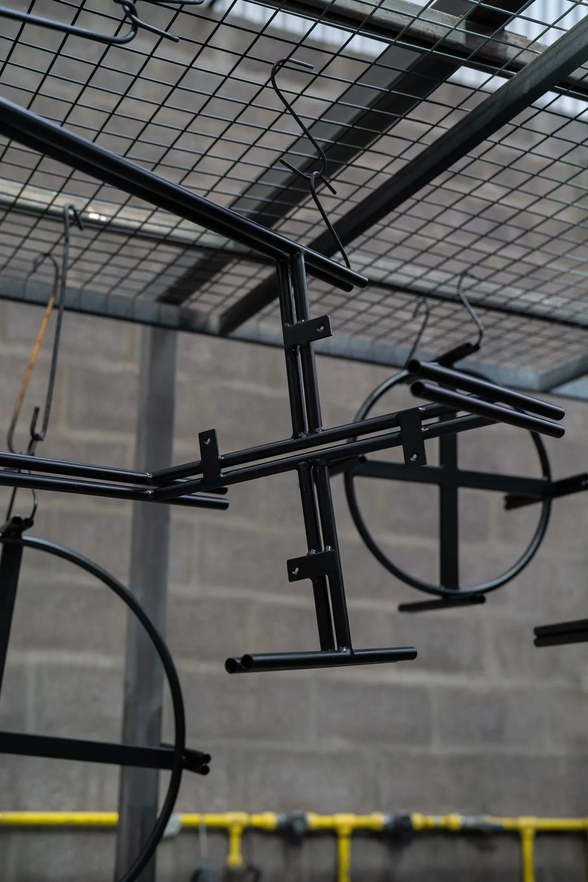 Piezas metálicas colgadas listas para pintar